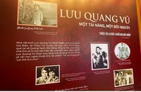 Thông tin, hình ảnh, tài liệu về nhà viết kịch Lưu Quang Vũ tại triển lãm. (ảnh T.D)