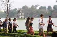 Khách du lịch quốc tế tại Hồ Gươm (Hà Nội) (ảnh TTX).