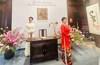 Các đại biểu, du khách thưởng lãm và chụp ảnh tại "Không gian văn hóa sen và Kiều). (ảnh T.Dương)