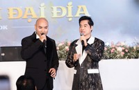 Nhạc sĩ A Tuân và ca sĩ Ngọc Sơn cùng hát ca khúc mang thông điệp hòa bình. (Ảnh: T.Văn)