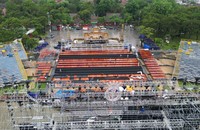 Do ảnh hưởng của cơn bão số 1 khiến việc hoàn thiện sân khấu gặp cản trở lớn (ảnh BTC).