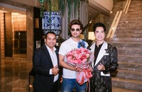 Diễn viên “Cuộc đời Đức Phật”- Himanshu Soni có cuộc gặp đầy bất ngờ với ca sĩ Ngọc Sơn (Ảnh: T.V)