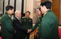 Tổng Bí thư Nguyễn Phú Trọng trao đổi với các đồng chí trong Ban Thường vụ Quân ủy Trung ương tại Hội nghị quân chính toàn quân năm 2022, tháng 12/2022. Ảnh: Nguyễn Bằng.
