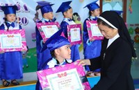 Sơ Đào Thị Thanh Hồng với trẻ trong một dịp khen thưởng.