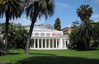 Villa Pignatelli tại Napoli với tầm nhìn lên núi Vesuvius.