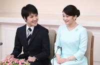 Hình ảnh rạng rỡ, hạnh phúc của Mako khi cùng vị hôn phu tuyên bố đính hôn.