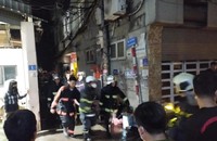 Lực lượng cứu hộ đưa nạn nhân ra ngoài. Ảnh: Phạm Chiểu