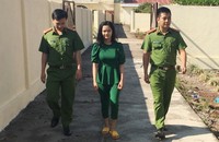 Công an dẫn giải đối tượng Lê Thị Y Rắc