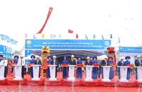 Các đại biểu phát lệnh khởi công nhà máy