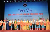 Ông Nguyễn Hồng Lĩnh-Phó chủ Chủ tịch Thường trực UBND tỉnh, Chủ tịch Hội đồng phối hợp PBGDPL tỉnh Hà Tĩnh cùng lãnh đạo Sở Tư pháp Hà Tĩnh trao cờ lưu niệm cho 13 đội thi. Ảnh: Hữu Anh.