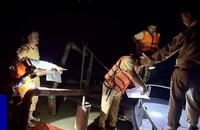 Cơ quan chức năng kiểm tra xử lý tàu vận chuyển cát trái phép trên sông Lam. Ảnh: CAHT