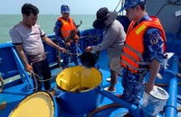Lực lượng chức năng BTL Vùng Cảnh sát biển 4 kiểm tra hàng hóa trên Tàu BV 99889 TS