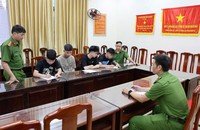 Phòng Cảnh sát hình sự lấy lời khai của nhóm thanh niên