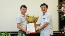 Luật sư Đỗ Ngọc Thịnh trao Quyết định bổ nhiệm ông Trần Mạnh Quyết giữ chức Phó Biên tập Tạp chí Luật sư Việt Nam.