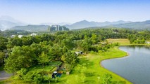 Không gian Resort 5 sao Flamingo Đại Lải tràn ngập màu xanh của tự nhiên, được ví như vùng đất lành giúp tái tạo năng lượng sống, cũng là khởi nguồn của hạnh phúc đích thực.