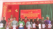 Trao quyết định nhập quốc tịch Việt Nam cho người Lào di cư tự do và kết hôn không giá thú tại Mộc Châu, Sơn La