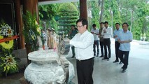 Thứ trưởng Mai Lương Khôi dâng hương tưởng niệm tại Ngã ba Đồng Lộc