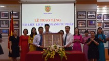 Trao tặng tài liệu lịch sử ngành Tư pháp