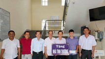 Cục THADS Sóc Trăng tặng quà cho học sinh nghèo hiếu học