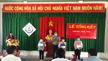 Chi cục THADS huyện Vạn Ninh trao quà cho học sinh có hoàn cảnh khó khăn