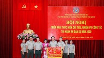 Thứ trưởng Đặng Hoàng Oanh trao Cờ thi đua ngành Tư pháp cho Chi cục THADS Nhà Bè