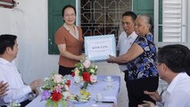Phó Bí thư Thường trực Thành ủy, Trưởng đoàn Đại biểu Quốc hội Hải Phòng Nguyễn Thị Nghĩa thăm hỏi, tặng quà gia đình ông Nguyễn Văn Thọ
