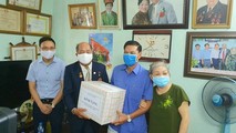Chủ tịch UBND TP thăm tặng quà gia đình Anh hùng Lao động ông Vũ Hồng Út.