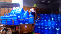 Rùng mình với quy trình sản xuất nước “tinh khiết” Lạc Việt