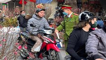 Các lực lượng chức năng tăng cường xử lý những người không đeo khẩu trang nơi công cộng.