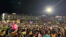 "Biển người" đổ về Quảng trường 30/10.