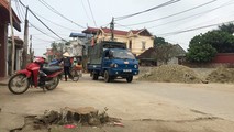 Đường làng xã Cẩm Yên không còn bóng cây xanh, nhưng vẫn tồn tại những đống cát sỏi đồ sộ (ảnh VTC)