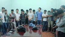 Nhóm đối tượng trong vụ hỗn chiến bị đưa về trụ sở công an làm việc (ảnh TVND)