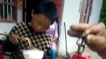 Bé trai bị ông nội dùng xích chó xích lại và lý do gây tranh cãi phía sau