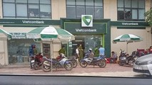 Bắt tạm giam thượng úy công an huyện mang súng tới ngân hàng gây rối