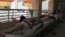 Nhiều bệnh nhân mắc sốt xuất huyết phải nằm hành lang tại Bệnh viện Bệnh Nhiệt đới Thành phố Hồ Chí Minh do thiếu phòng điều trị nội trú.