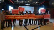 Nghệ sĩ của Hãng phim truyện Việt Nam đồng loạt giăng băng-rôn: "Đề nghị Bộ Văn hóa giải quyết vấn đề cổ phần hóa ở VFS".