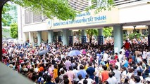Học sinh cõng em bé vào phòng thi – bài học kinh nghiệm về cách chọn trường cho con