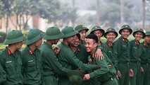 Thanh niên hăng hái lên đường nhập ngũ.