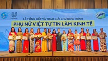 Ban Tổ chức trao giải Phụ nữ tự tin làm kinh tế năm 2020 cho các tổ chức, cá nhân.