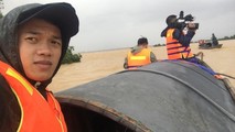 Phóng viên PLVN vào “rốn lũ” huyện Quảng Ninh, tỉnh Quảng Bình tác nghiệp.