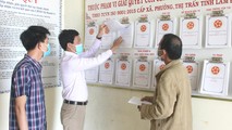 Ông Toàn giải thích thủ tục hành chính với người dân.