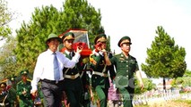 Ngày đưa liệt sỹ về nằm trong nghĩa trang quê hương cũng là ngày đoàn tụ của ông bà, cháu chắt. (hình minh họa)