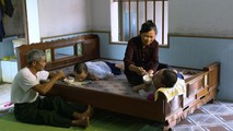 Hình ảnh vợ chồng cựu chiến binh chăm 2 con nhiễm chất độc da cam trong phim.