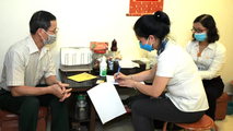 Chi trả lương hưu tại nhà cho người dân.