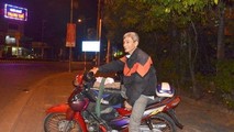 Chạnh lòng 'xe ôm truyền thống' thâu đêm chờ khách