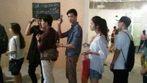 Xếp hàng vào cửa hàng mậu dịch mua theo tem phiếu