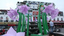 Đèn hoa kỳ dị phá vỡ không gian xung quanh