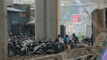 Chật kín hàng trăm chiếc xe máy xếp dưới gầm đường sắt trên cao
