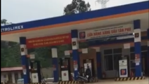 CHXD của Cty TNHH Hồng Nhung vẫn vô tư bán hàng, còn cơ quan chức năng và chính quyền địa phương như thể làm ngơ và tiếp tay? (Ảnh chụp sáng 25/10/2017)