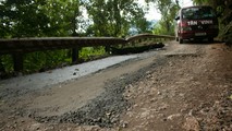 Hiện trạng sửa chữa tạm bợ tại đường ven hồ Ba Bể
